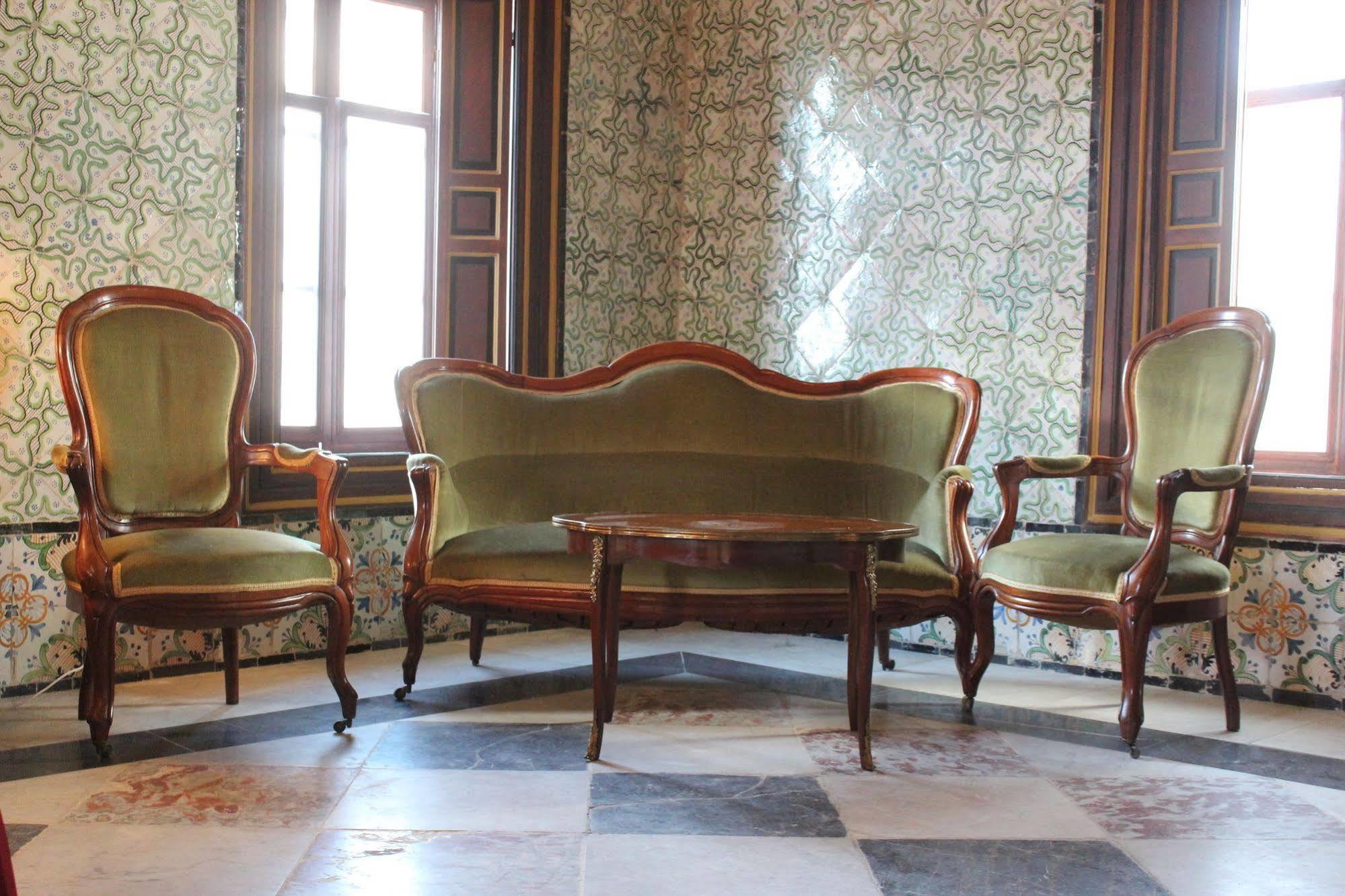 Palais Bayram Hotell Tunis Exteriör bild Furniture in the palace